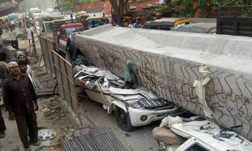 अभी अभी: वाराणसी में भीषण हादसा, निर्माणाधीन पुल का हिस्सा गिरा, 50 से ज़्यादा के दबे हाेने की आशंका