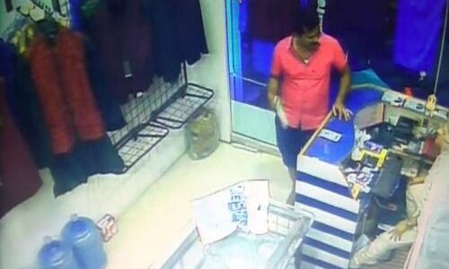 योगीराज: मऊ में असलहे के जोर पर शोरूम में लूटपाट, वारदात CCTV में कैद