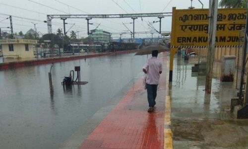 केरल में भारी बारिश से तबाही, अब तक 13 लोगों की मौत, कई हजार लोग बेघर, स्कूल-कॉलेज बंद
