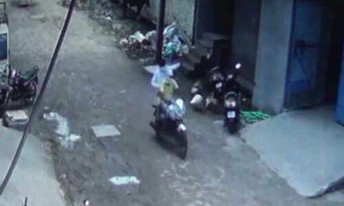 योगीराज: मेरठ में अपराधियों का आतंक, दिनदहाड़े व्यापारी पर की फायरिंग: देखें वीडियो