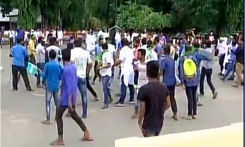 बिहार: सीएम हाउस के बाहर राजद का हंगामा, आपस में भिड़े नीतीश और शरद समर्थक!