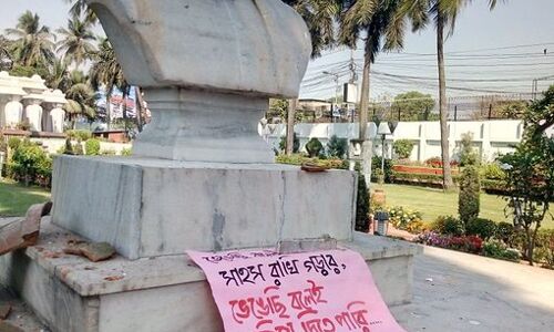 अब कोलकाता में श्यामा प्रसाद मुखर्जी की मूर्ति पर पोती गई कालिख , पीएम ने जताई नाराजगी अब कोलकाता में श्यामा प्रसाद मुखर्जी की मूर्ति पर पोती गई कालिख , पीएम ने जताई नाराजगी