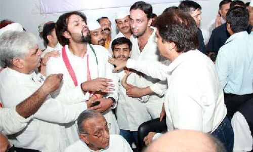 उत्तर प्रदेश: राज बब्बर ने कार्यकर्ता का किया अपमान, धक्का देकर मंच से उतारा, मुस्कुराती रही नगमा