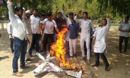 छात्र सभा ने फूंका CM योगी का पुतला, छात्रों की गिरफ़्तारी से है रोष!