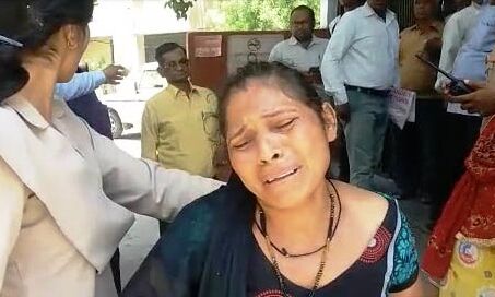 योगीराज: पुलिस पड़ताड़ना की शिकार महिला ने डीएम ऑफिस में खाया जहर: जानिए क्या है मामला