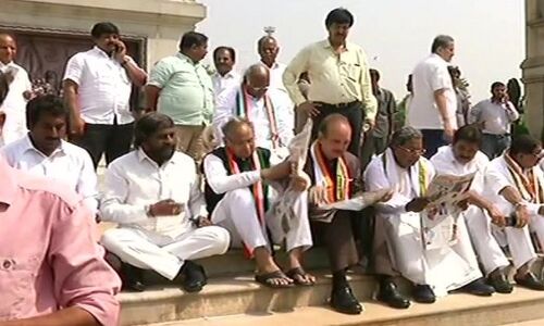 कर्नाटक LIVE: येदियुरप्पा का शपथ ग्रहण रोकने से नाकाम कांग्रेस ने विधानसभा के बाहर किया जोरदार प्रदर्शन