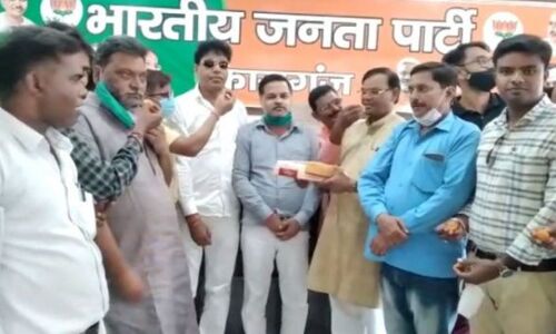 बाबरी मस्जिद का फैसला आने पर भाजपाइयों का जश्न, एक दूसरे को मिठाई खिलाकर दी बधाई