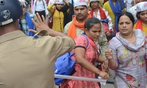 योगीराज: नौकरी मांग रहे टीचरों पर पुलिस ने बरसवाई लाठियां