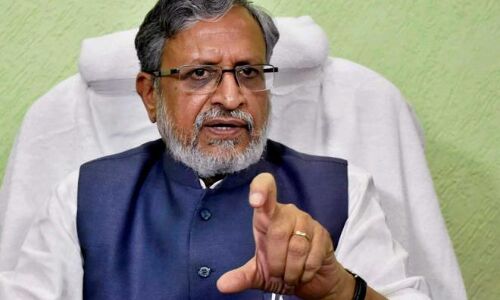 बिहार राजनैतिक संकट:आक्रोशित जनता ने सुशील मोदी के काफिले पर किया पथराव।
