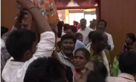 सीएम योगी की सभा में मची लूट: भाजपाइयों ने जम कर लुटे लंच पैकेट और एलईडी बल्ब, जानिए फिर क्या हुआ