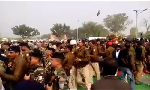 भाजपा के मुख्यमंत्री पर आक्रोशित जनता ने की चप्पलो की बारिश:देखें वीडियो