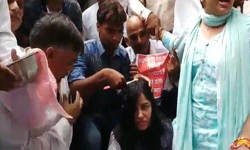 भिक्षक दिवस मना रहे वित्तविहीन शिक्षक, मानदेय की मांग को लेकर कराया मुंडन भिक्षक दिवस मना रहे वित्तविहीन शिक्षक, मानदेय की मांग को लेकर कराया मुंडन
