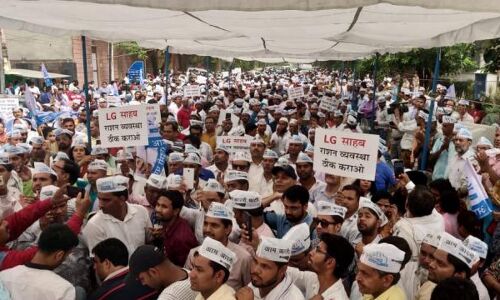 अभी-अभी: AAP कार्यकर्ताओं का हल्ला बोल, CM हाउस से LG हाउस तक मार्च