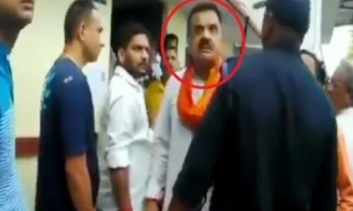 उत्तराखंड: थाने में महिला सब इंस्पेक्टर के साथ बीजेपी विधायक ने सरेआम की बदसलूकी, वीडियो वायरल उत्तराखंड: थाने में महिला सब इंस्पेक्टर के साथ बीजेपी विधायक ने सरेआम की बदसलूकी, वीडियो वायरल