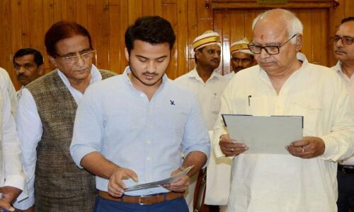 अमर-आज़म डर्टी वार में बेटे अब्दुल्ला आज़म ने मारी एंट्री, दिया ऐसा जवाब की मच गया बवाल अमर-आज़म डर्टी वार में बेटे अब्दुल्ला आज़म ने मारी एंट्री, दिया ऐसा जवाब की मच गया बवाल