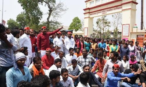 परीक्षा केंद्र रद्द किए जाने पर समाजवादी छात्रसभा का विरोध प्रदर्शन