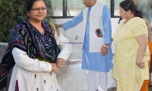 RTI से हुआ खुलासाः विधवा का ट्रांसफर के बदले सस्पेंड करने वाले CM त्रिवेन्द्र रावत की पत्नी का 22 साल से नहीं हुआ ट्रांसफर!