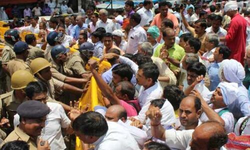 लखनऊ: विधानसभा का घेराव करने जा रहे टीचर्स पर पुल‌िस ने किया लाठीचार्ज:पढ़ें पूरी खबर