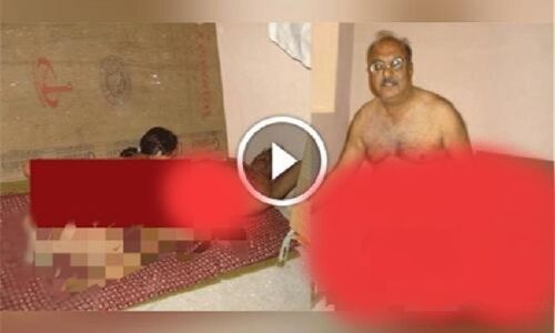 VIDEO: अधेड़ भाजपा ज़िलाध्यक्ष लड़की के साथ संबंध बनाते कैमरे में हुआ क़ैद, पार्टी में पसरा मातम VIDEO: अधेड़ भाजपा ज़िलाध्यक्ष लड़की के साथ संबंध बनाते कैमरे में हुआ क़ैद, पार्टी में पसरा मातम