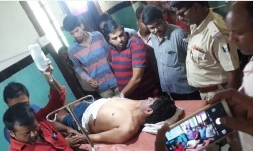 बिहारः मोतिहारी में असिस्टेंट प्रोफेसर को जिंदा जलाने की कोशिश, वाजपेयी पर टिप्पणी से नाराज लोगों ने किया हमला बिहारः मोतिहारी में असिस्टेंट प्रोफेसर को जिंदा जलाने की कोशिश, वाजपेयी पर टिप्पणी से नाराज लोगों ने किया हमला
