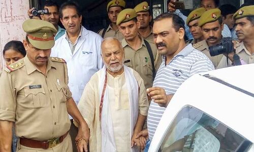 उत्तर प्रदेश: स्वामी चिन्मयानंद की मुश्किलें और बढ़ीं, संत समाज ने बहिष्कार का किया ऐलान