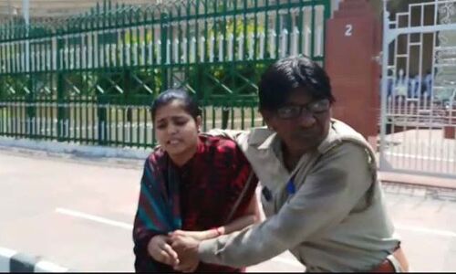 अभी-अभी: लखनऊ विधान भवन के सामने महिला ने की आत्मदाह की कोशिश, पुलिस ने रोका अभी-अभी: लखनऊ विधान भवन के सामने महिला ने की आत्मदाह की कोशिश, पुलिस ने रोका