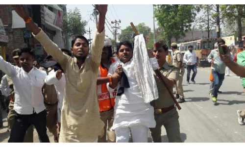 अभी-अभी: उत्तर प्रदेश में CM योगी को छात्रों ने दिखाया काला झंडा, योगी की पुलिस ने भांजी लाठियां