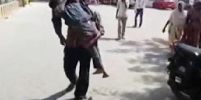 योगी राज: पिता बेटे का शव कंधे पर उठाकर ले जाने को मजबूर : देखें वीडियो