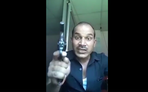 इलाहबाद के युवक ने अभिनेता एजाज खान को खुले आम दी जान से मारने की धमकी – देखे वीडियो