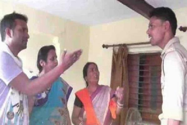भाजपा नेत्री की गुंडई, थाने में घुस सिपाही का पकड़ा कालर, वर्दी उतरवाने की दी धमकी:पढ़ें पूरी खबर
