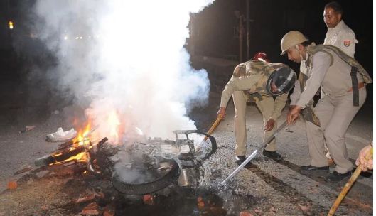 योगीराज में बेलगाम  हिंदू संगठनों ने किया पुलिस पर हमला, थाने में की तोड़फोड
