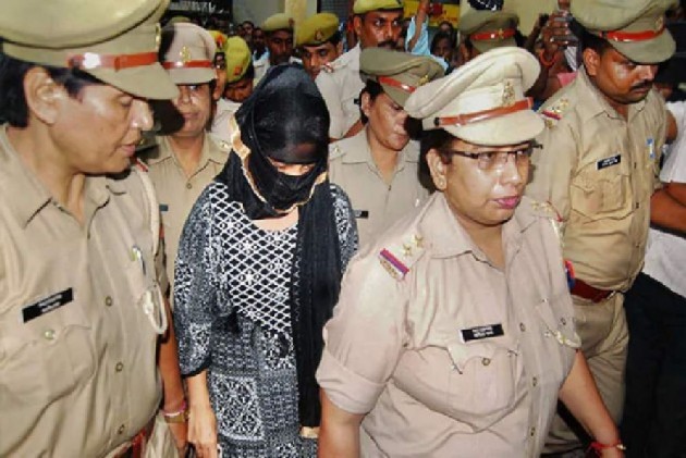 BJP नेता चिन्मयानंद को हफ़्तों छूट देने वाली SIT ने पीड़ित छात्रा को रंगदारी के मामले में घंटों में किया गिरफ्तार।