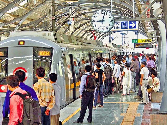 अब दिल्ली मेट्रो में  बुज़ुर्ग मुस्लमान का अपमान , युवकों ने पाकिस्तानी कहा.....