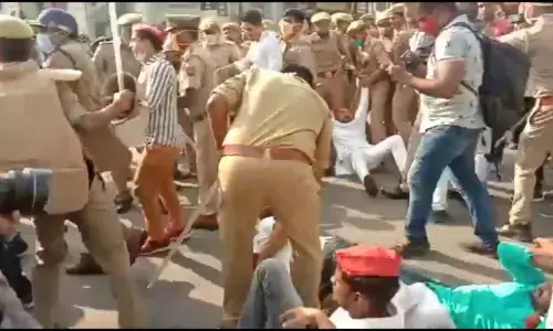 लखनऊ : योगी राज में हो रहे दमन पर सपाइयों का हल्ला-बोल, पुलिस ने की बर्बरता, बरसाई लाठियां, घसीट कर वाहनों में फेंका