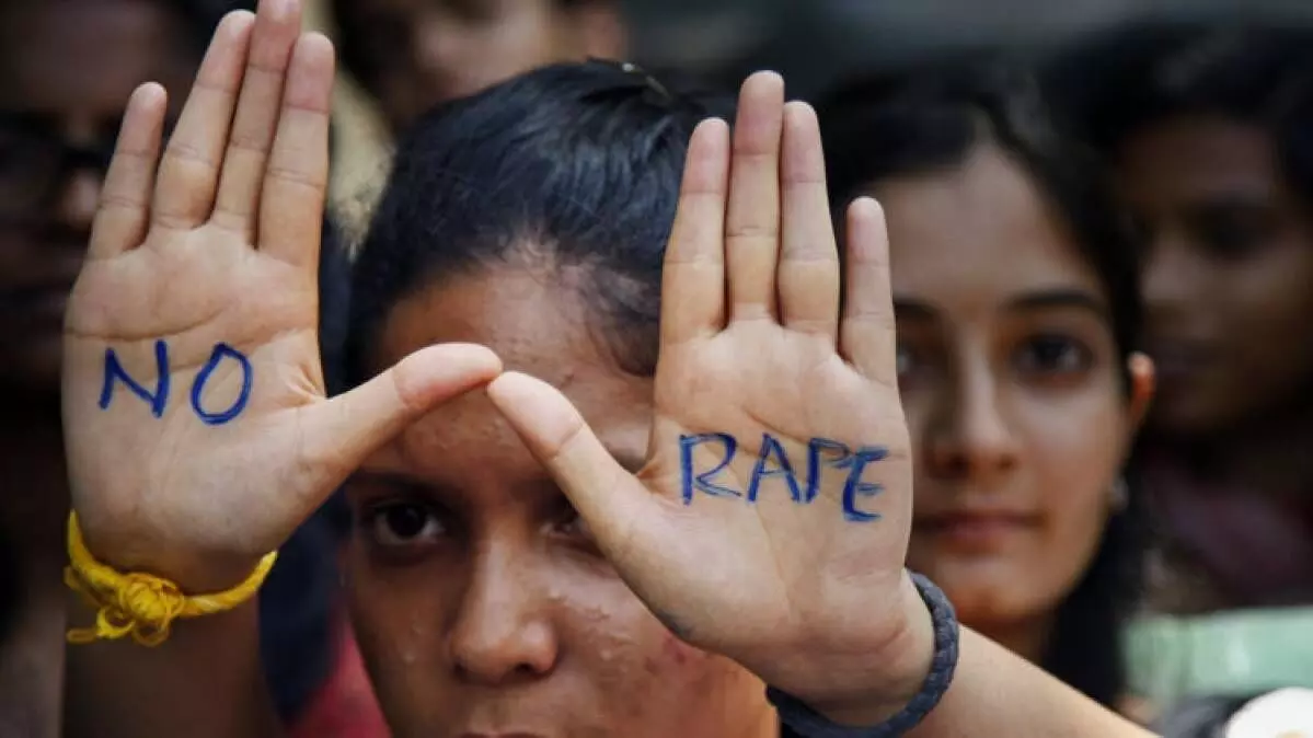 UP : हाथरस गैंगरेप के बाद गांव के दलित परिवारों ने बयां किया दर्द, हम दलित है यही हमारा पाप है UP : हाथरस गैंगरेप के बाद गांव के दलित परिवारों ने बयां किया दर्द, हम दलित है यही हमारा पाप है