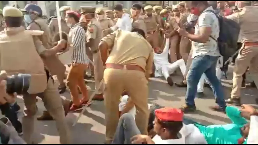 लखनऊ : योगी राज में हो रहे दमन पर सपाइयों का हल्ला-बोल, पुलिस ने की बर्बरता, बरसाई लाठियां, घसीट कर वाहनों में फेंका