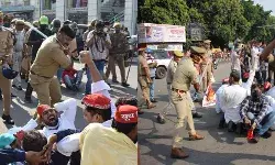 अभी-अभी : हाथरस और बलरामपुर रेप के खिलाफ लखनऊ में सपा कार्यकर्ताओं पर जमकर लाठीचार्ज, दौड़ा-दौड़ाकर पीटा गया