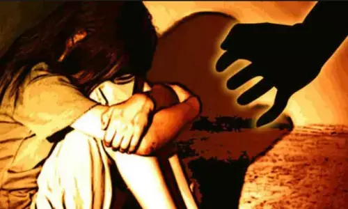 हाथरस गैंग रेप: पीड़िता के परिवार से बोले अफसर- लड़की कोरोना से मरती तो मुआवजा मिलता?