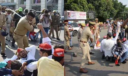 अभी-अभी : हाथरस और बलरामपुर रेप के खिलाफ लखनऊ में सपा कार्यकर्ताओं पर जमकर लाठीचार्ज, दौड़ा-दौड़ाकर पीटा गया अभी-अभी : हाथरस और बलरामपुर रेप के खिलाफ लखनऊ में सपा कार्यकर्ताओं पर जमकर लाठीचार्ज, दौड़ा-दौड़ाकर पीटा गया