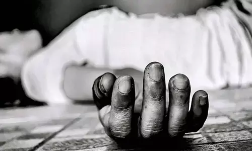 UP : छेड़खानी और मारपीट के केस में कार्रवाई न होने से परेशान पीड़ित लड़की ने काटी हाथ की नस UP : छेड़खानी और मारपीट के केस में कार्रवाई न होने से परेशान पीड़ित लड़की ने काटी हाथ की नस