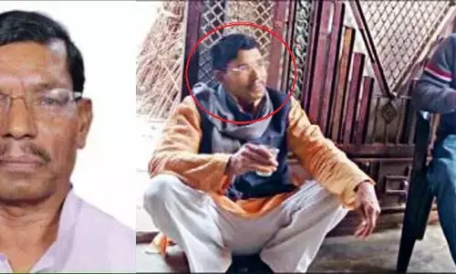 उत्तर प्रदेश : कैसे मिलेगा दलितों को न्याय, जब अनुसूचित जाति का नेता सवर्ण के पास जमीन पर बैठ डिस्पोजल में पीता हो चाय? उत्तर प्रदेश : कैसे मिलेगा दलितों को न्याय, जब अनुसूचित जाति का नेता सवर्ण के पास जमीन पर बैठ डिस्पोजल में पीता हो चाय?