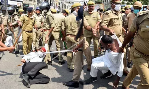 हाथरस गैंगरेप: पुरे प्रदेश में सपाइयों का हल्ला-बोल, जगह-जगह लाठीचार्ज, हिरासत में विधायक हाथरस गैंगरेप: पुरे प्रदेश में सपाइयों का हल्ला-बोल, जगह-जगह लाठीचार्ज, हिरासत में विधायक