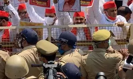 सपा हाथरस के डीएम, एसपी पर FIR की माँग करती है.