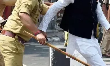 पुरे प्रदेश में सपाइयों का हल्ला-बोल, जगह-जगह लाठीचार्ज, हिरासत में विधायक
