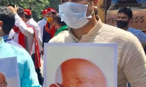 हाथरस कांड: लखनऊ में सपा नेता मनीष सिंह  कार्यकर्ताओं के साथ विरोध प्रदर्शन विरोध प्रदर्शन करते हुए