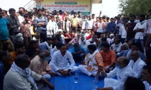 हाथरस केस: आरोपियों के पक्ष में 12 गांव के सवर्ण जाति के लोगों ने की पंचायत, CBI जांच की मांग हाथरस केस: आरोपियों के पक्ष में 12 गांव के सवर्ण जाति के लोगों ने की पंचायत, CBI जांच की मांग