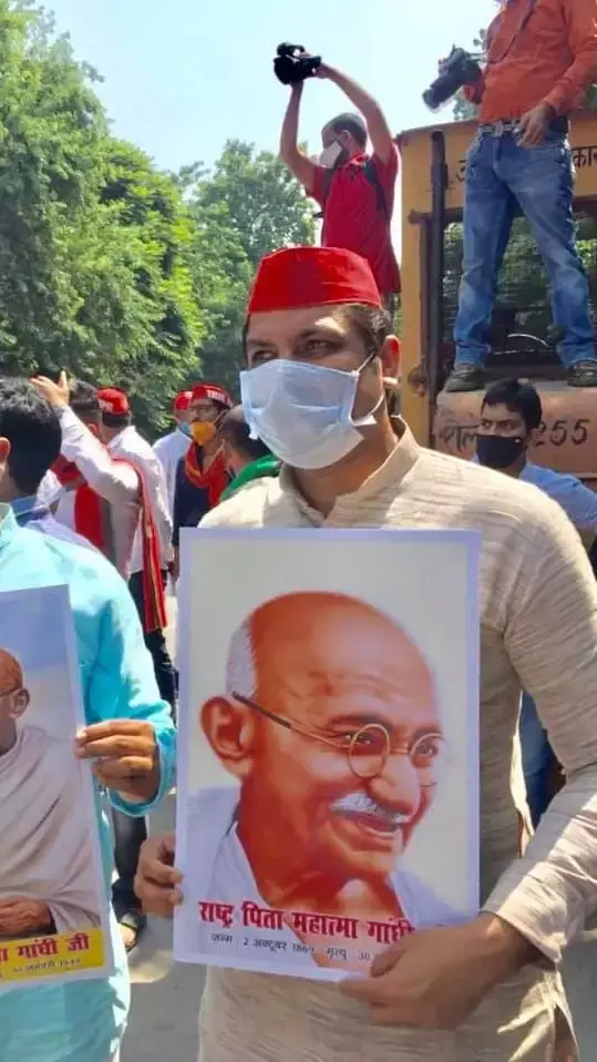 हाथरस कांड: लखनऊ में सपा नेता मनीष सिंह कार्यकर्ताओं के साथ विरोध प्रदर्शन विरोध प्रदर्शन करते हुए हाथरस कांड: लखनऊ में सपा नेता मनीष सिंह कार्यकर्ताओं के साथ विरोध प्रदर्शन विरोध प्रदर्शन करते हुए