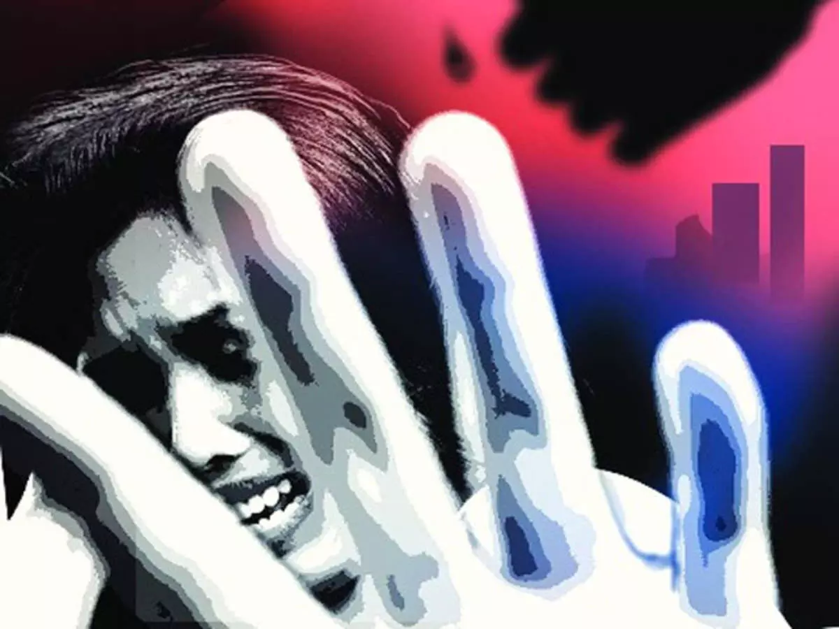 UP : कोतवाल जब चाहे मेरा गाल छूते हैं, कमर पर हाथ लगाते हैं महिला कॉन्स्टेबल ने बताई यूपी पुलिस के इंस्पेक्टर की करतूत UP : कोतवाल जब चाहे मेरा गाल छूते हैं, कमर पर हाथ लगाते हैं महिला कॉन्स्टेबल ने बताई यूपी पुलिस के इंस्पेक्टर की करतूत