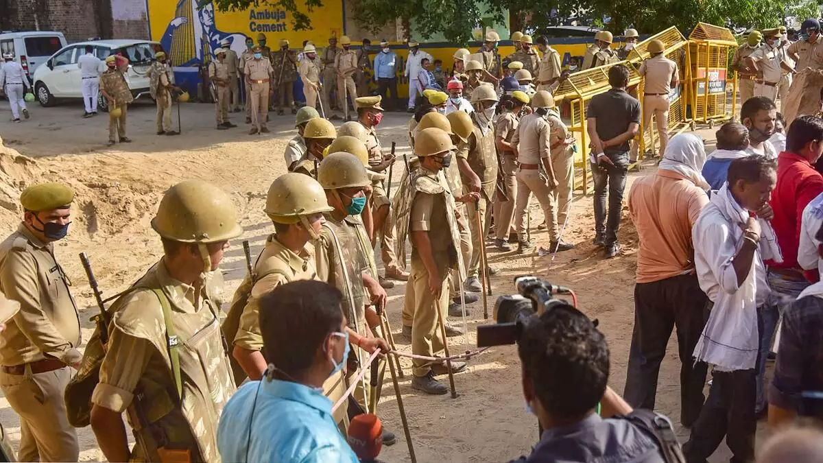 हाथरस कांड: पुलिसकर्मियों से छिपकर आया पीड़िता का भाई, बोला - परिवार को घर में किया कैद, फोन छीने, ताऊ के सीने पर डीएम ने मारी लात