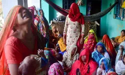 हाथरस गैंगरेप केस: भाई का आरोप- DM ने पीड़िता के पिता को सीने पर मारी लात, हुए बेहोश